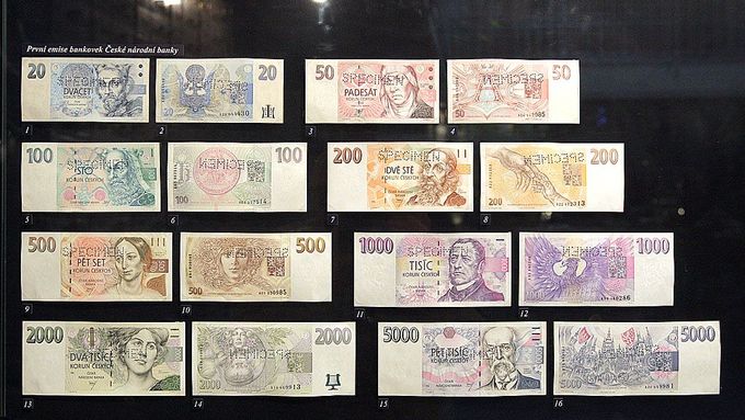 Sada korunových bankovek od vzniku české měny.