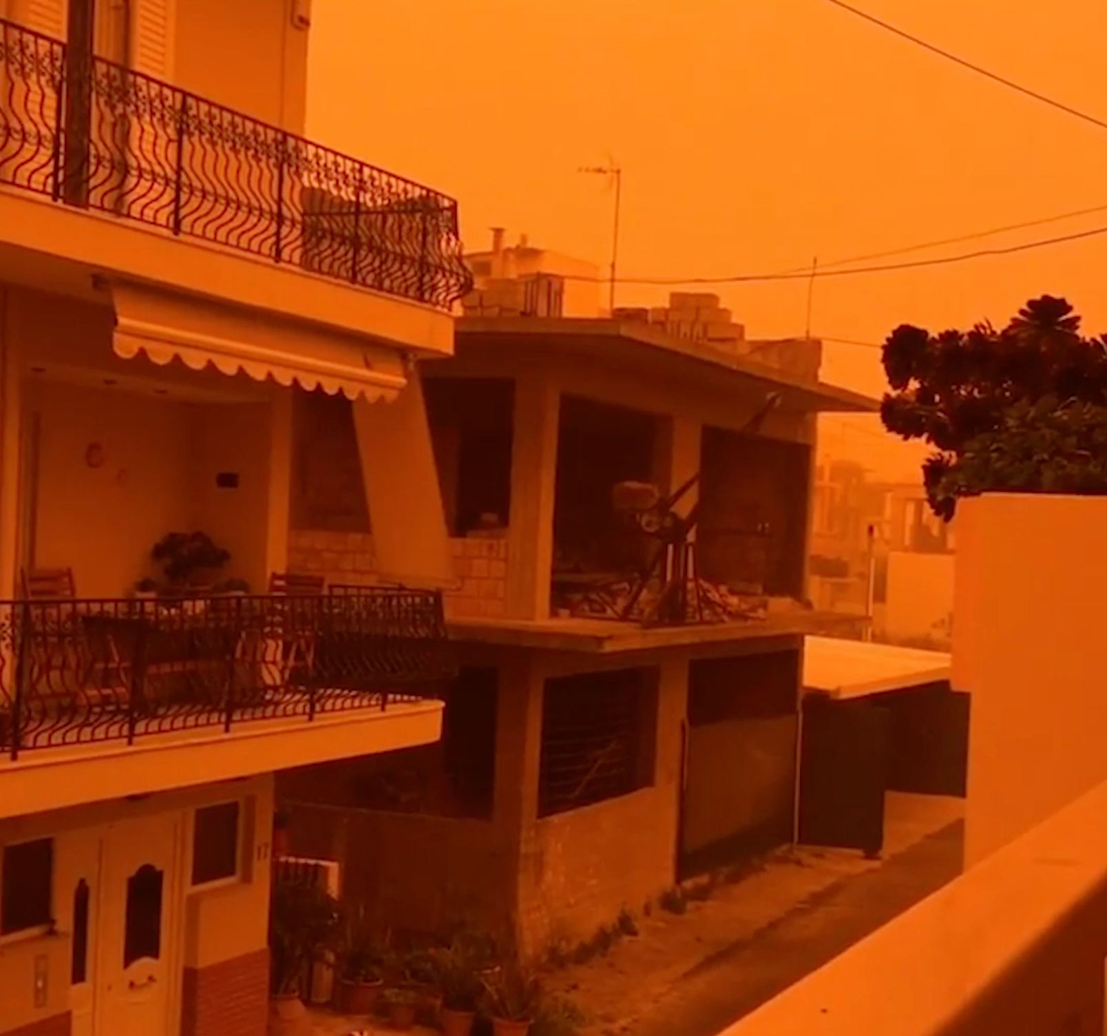Písečná bouře ze Sahary zahalila Krétu do oranžového oblaku. Podívejte se na příspěvky ze sítí
