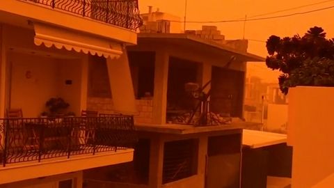 Video: Písečná bouře ze Sahary zahalila Krétu do oranžového oblaku
