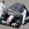 Pedro Martinez de la Rosa a Kamui Kobajaši ukazují nový monopost Sauberu