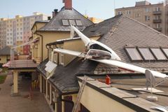 Pilot vrazil do střechy. Slezl a přivolal si záchranku