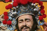 Archivní snímek z prosince 2005 zobrazuje Pavarottiho v kostýmu z čínské opery, kterou si oblékl na tiskovou konferenci v Pekingu.
