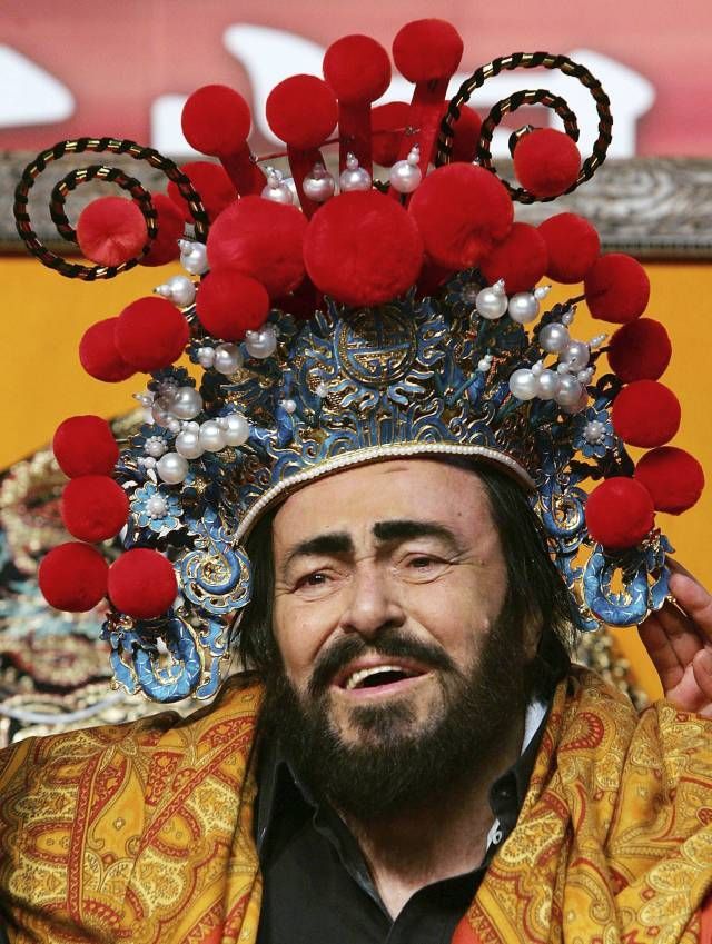 Archivní snímek z prosince 2005 zobrazuje Pavarottiho v kostýmu z čínské opery, kterou si oblékl na tiskovou konferenci v Pekingu.