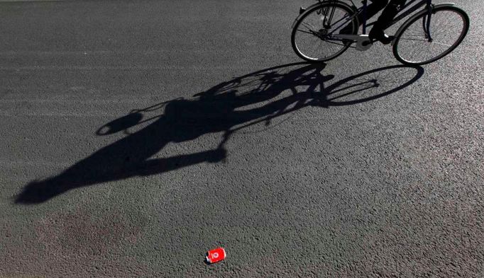 S hezkým počasím přijdou na řadu i jízdní kola. Na tomto snímku cyklistka v Pekingu.