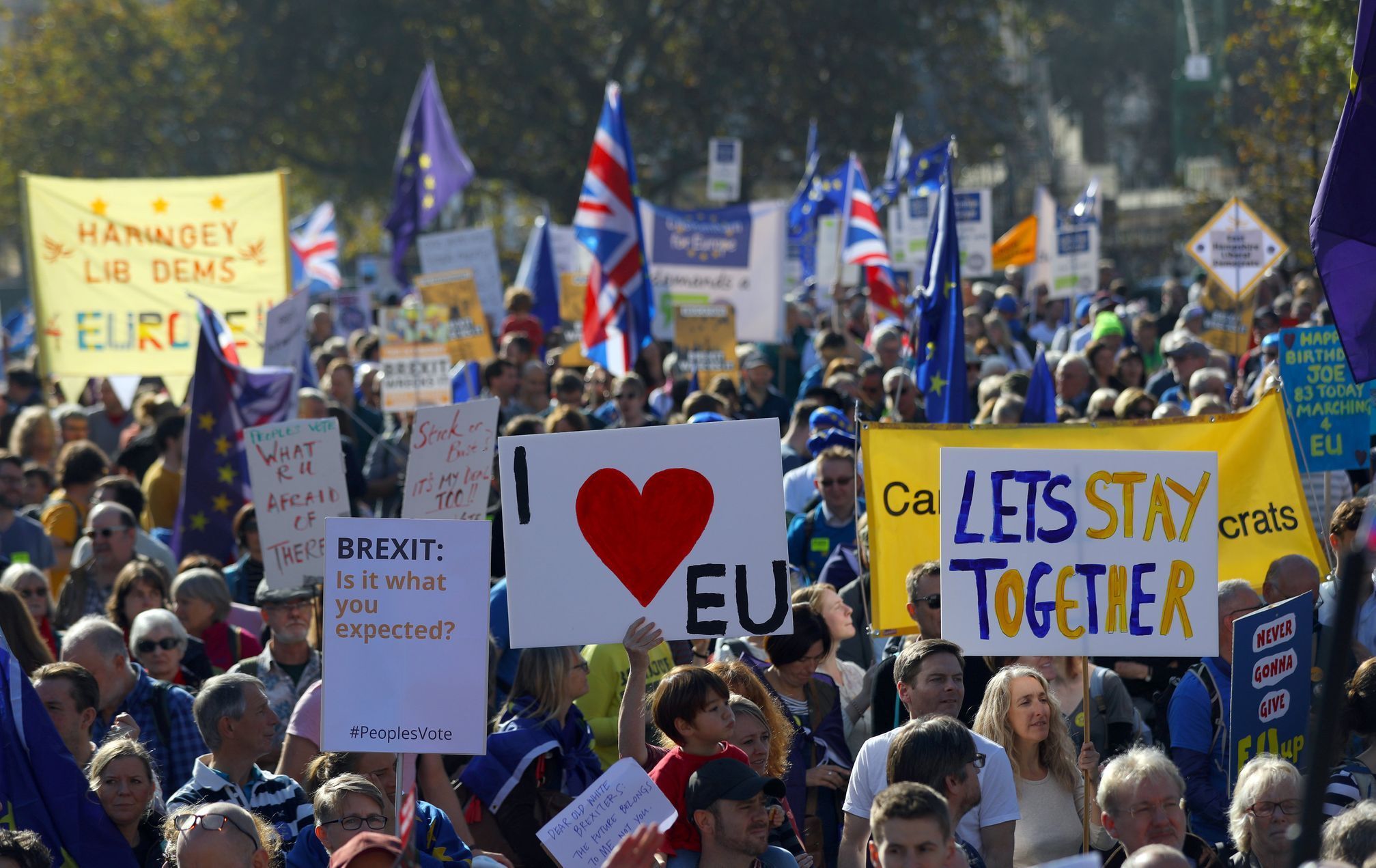 V Londýně vyšly do ulic statisíce lidí, chtějí nové referendum o Brexitu