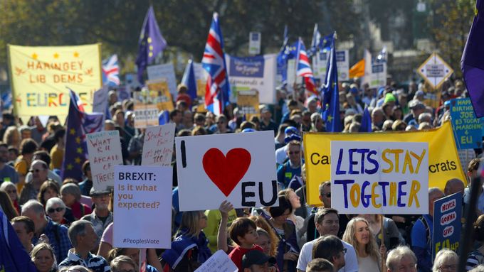 V Londýně vyšly do ulic sta tisíce lidí, chtějí nové referendum o Brexitu