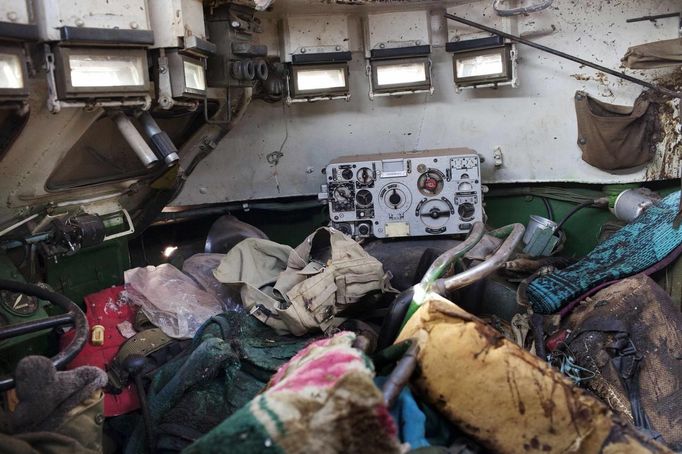 The inside of Malian army armored vehicle, believed to be attacked by Islamist rebels, is seen in Diabaly January 26, 2013. The attack killed at least two Malian soldiers, according to the Malian army. REUTERS/Joe Penney (MALI - Tags: MILITARY CIVIL UNREST POLITICS CONFLICT) Published: Led. 26, 2013, 7:12 odp.