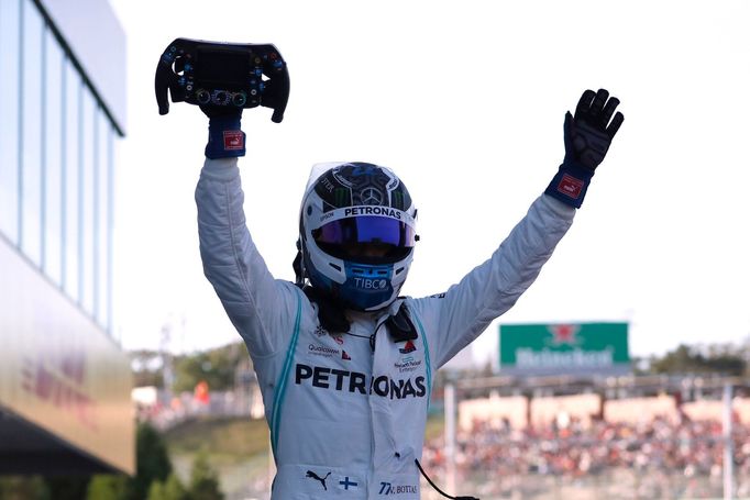 Valtteri Bottas z Mercedesu slaví vítězství ve Velké ceně Japonska