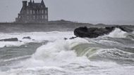 Přesto se asi kilometrová skvrna táhne mezi přístavem Lorient a ostrůvkem Quiberon (na snímku) a směřuje k pláži Erdeven na Bretaňském poloostrově.