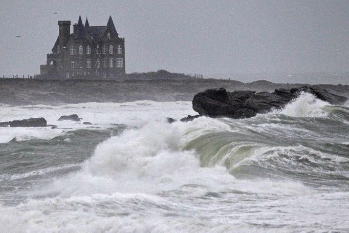 Bouře na březích města Quiberon.