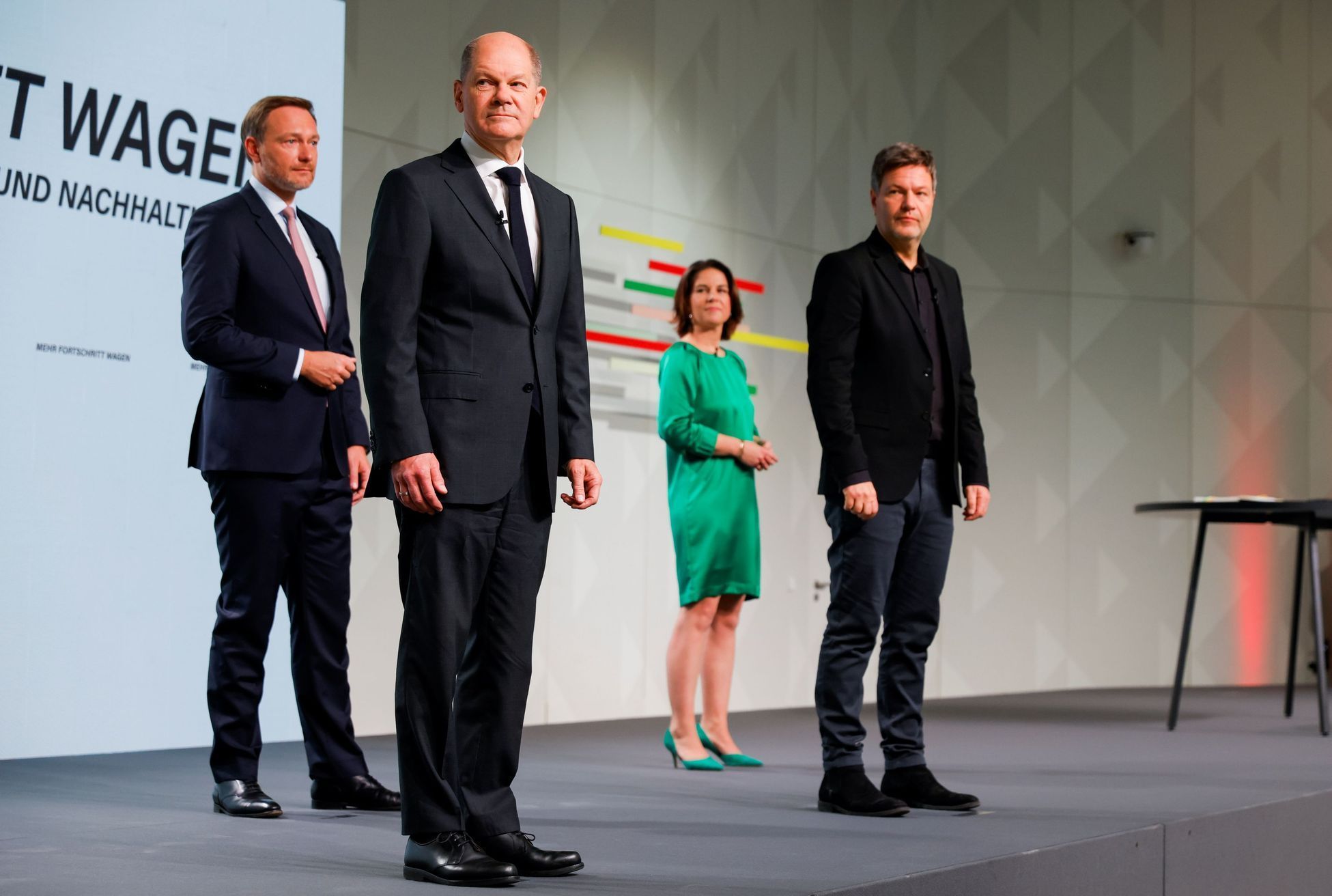 Zleva: Christian Lindner, Olaf Scholz, Annalena Baerbocková a Robert Habeck.