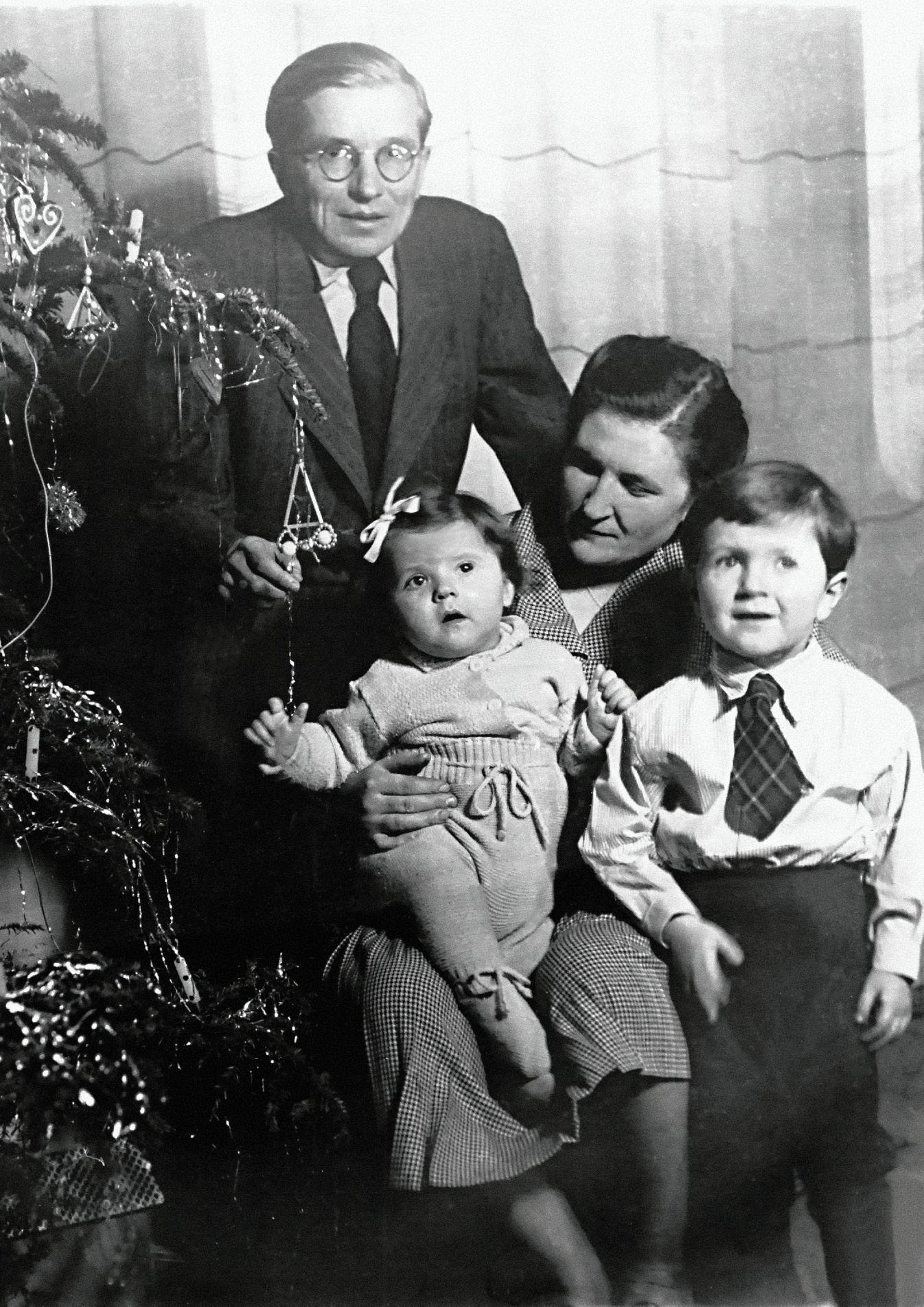 Básník Jan Zahradníček s rodinou