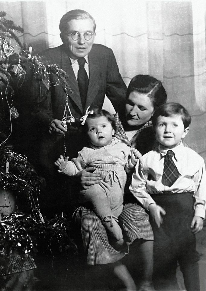 Básník Jan Zahradníček s manželkou Marií a dvěma ze svých dětí.