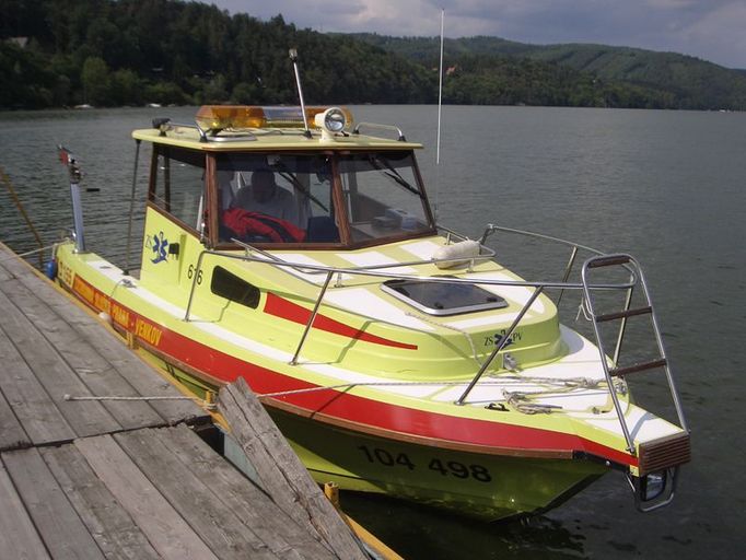 Člun vodní záchranné služby na Slapech