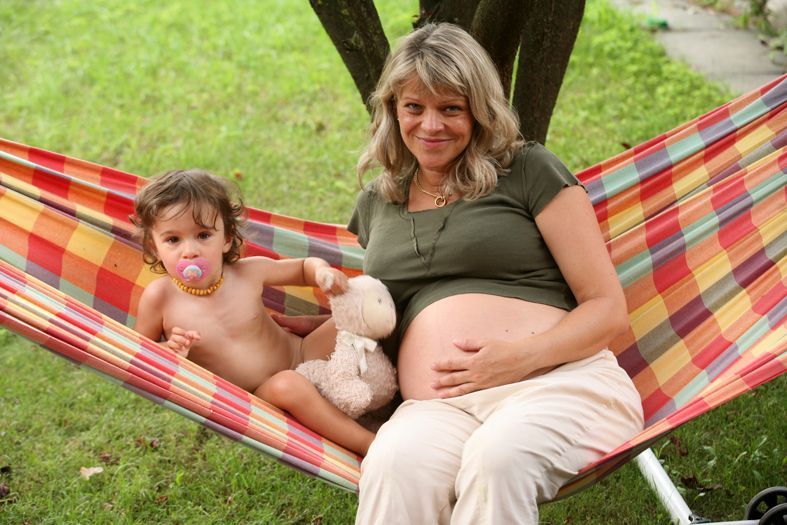 Těhotná žena na houpačce