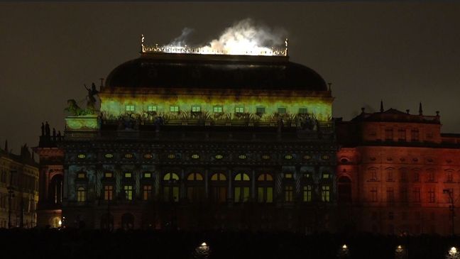 Budova Národního divadla vzplála na počest 100. výročí. Sledujte úchvatný videomapping
