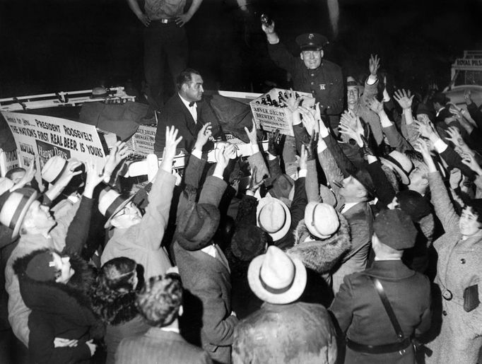 12 Titulek: De la biere pour le President Popis: Les premieres caisses de biere legales sont portees a la Maison Blanche par la foule encadree de la police en avril 1933, marquant la fin de la prohibition decidee par le president americain Franklin Delano Roosevelt --- the first "legal" beer cases arriving at the White House, showing the end of prohibition decided by president Franklin Delano Roosevelt , april 1933