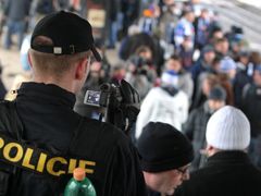 Policie fanoušky monitoruje a doprovází na stadion. Dovnitř jde jen v případě, že pořadatel situaci nezvládne - a to už něco stojí