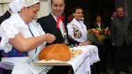 Při vítání Václava a Livie Klausových na zámku v Topolčiankach nemohl chybět tradiční chléb se solí