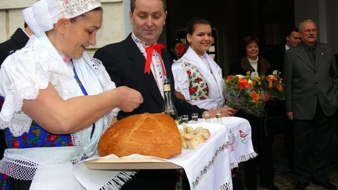 Při vítání Václava a Livie Klausových na zámku v Topolčiankach nemohl chybět tradiční chléb se solí