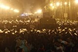 V davu se objevily výzvy k odstoupení Mubaraka i vlády a vypsání nových voleb. Někteří lidé trhali plakáty a fotografie s tváří prezidenta. Policie zasáhla proti davu až v noci na hlavním náměstí. Použila obušky a slzný plyn.