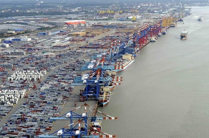 Shipping terminals and containers are pictured in the harbour of the northern German of Bremerhaven on the banks of the river Elbe, late October 8, 2012. Export vehicles from Europe are transported to all parts of the world through Bremerhaven, which is one of the biggest automobile ports in the world. REUTERS/Fabian Bimmer (GERMANY - Tags: TRANSPORT BUSINESS INDUSTRIAL) Published: Říj. 9, 2012, 1:56 odp.