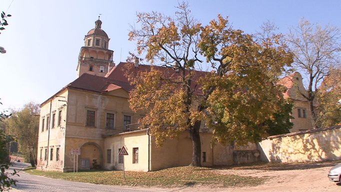 Zámek v Moravském Krumlově (Jihomoravský kraj), kde je vystavena Muchova Slovanská epopej (soubor 20 obřích pláten). Plátna byla z Prahy do Krumlova převezena v padesátých letech a po restaurování jsou od roku 1963 vystavována.