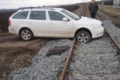 Řidič uvízl na kolejích, nemohl dál. Pomohla mu náhoda