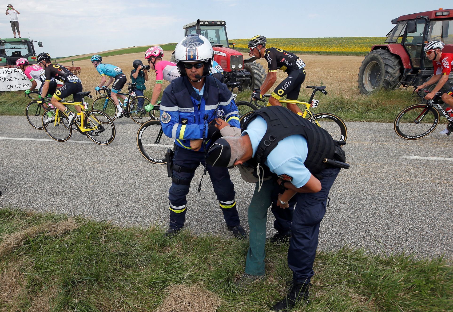 Protesty v 16. etapě Tour de France