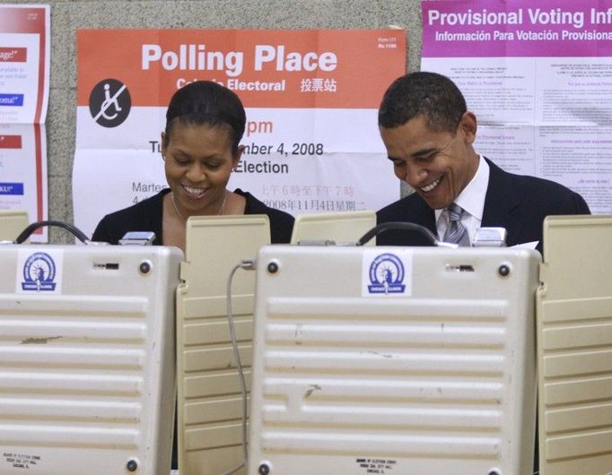 Obama odvolil se svou manželkou Michelle v budově jedné ze základních škol v Chicagu.