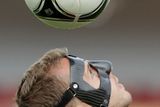 Michal Kadlec dribluje s míčem a na hlavě má stále masku kvůli nedávno obnovené zlomenině nosu.