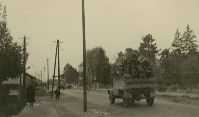 Archivní foto z Podkarpatské Rusi: Evakuace budovy Hlavního finančního ředitelství v Užhorodu před maďarským záborem, počátek listopadu 1938