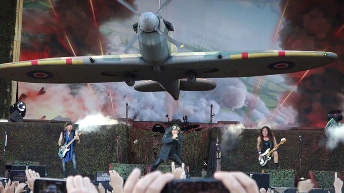 Poslední koncert v Letňanech zahájili Iron Maiden skladbou Aces High.