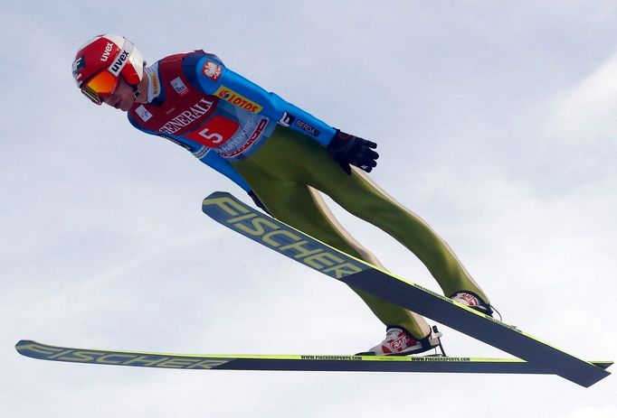 Polský reprezentant Kamil Stoch se v této sezoně stále hledá...