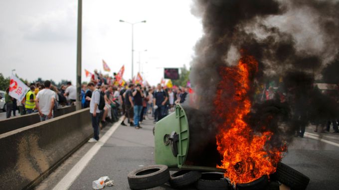 Demonstranti ve francouzském Nantes.