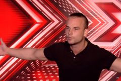 Český zpěvák baví bizarním vystoupením v X Factoru Velkou Británii. Roztančil i šokovanou porotu