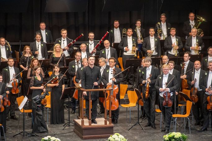 Česká filharmonie s dirigentem Tomášem Netopilem při zahájení Smetanovy Litomyšle.