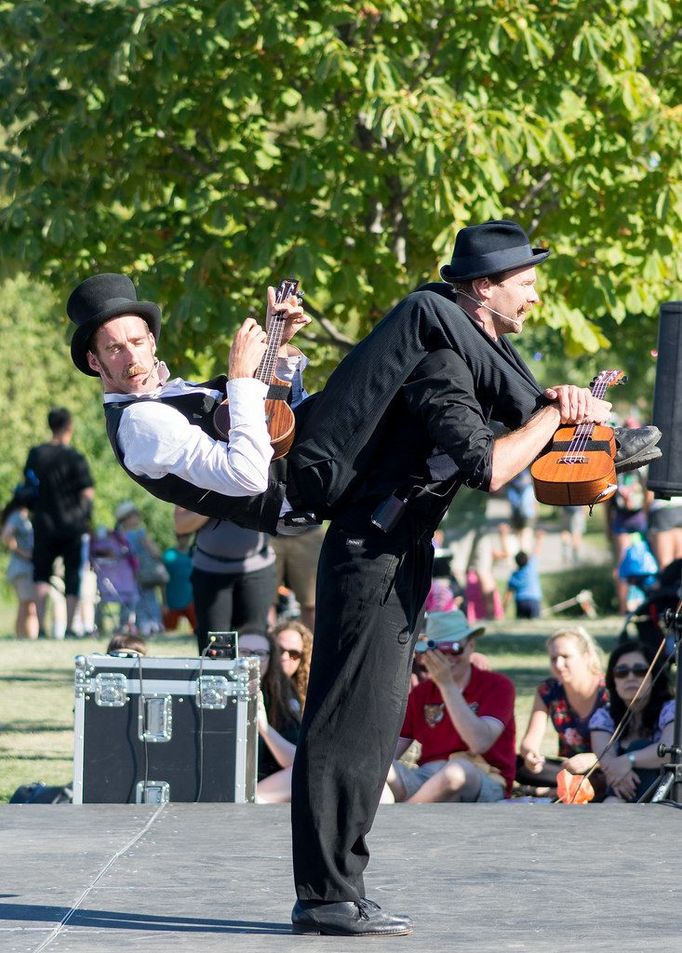 Barada Street je komediální duo hrající na ukulele, které během svého vystoupení předvádí zdánlivě nenáročné, ale ve skutečnosti velmi náročné akrobatické kousky.
