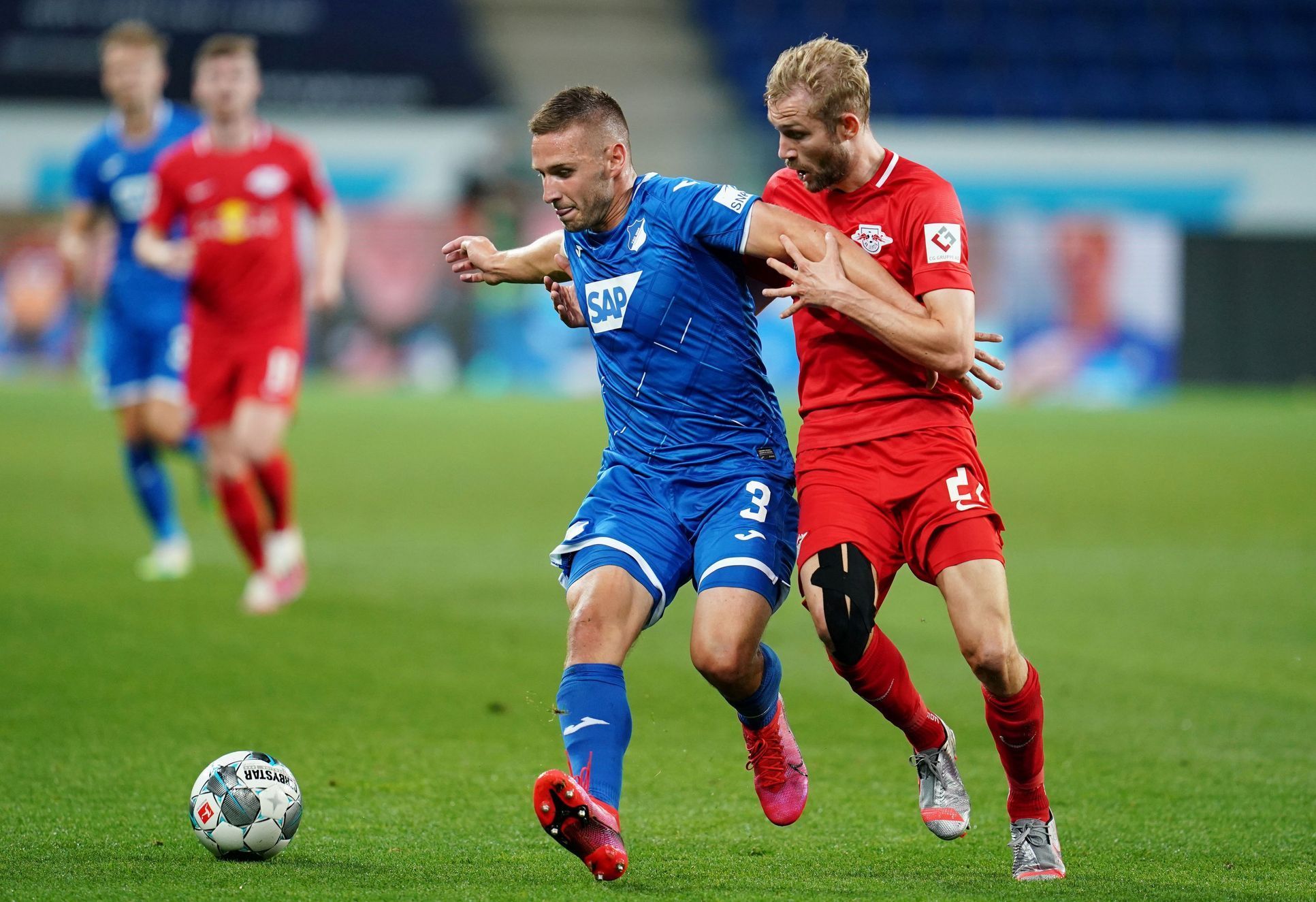 31. německé ligy 2019/20, Hoffenheim - Lipsko: Domácí Pavel Kadeřábek (vlevo) a Konrad Laimer