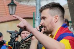 Češi se pořád bojí vystrkovat hlavu z davu, rezignují na svá práva, říká občanský aktivista Vrobel