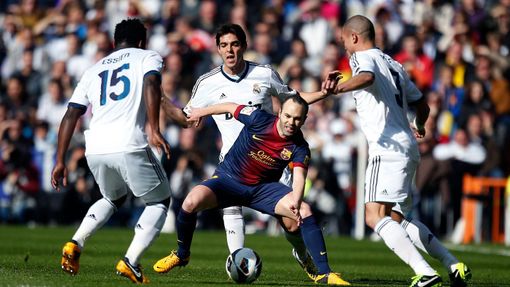 Real Madrid - Barcelona:  Andres Iniesta (uprostřed)