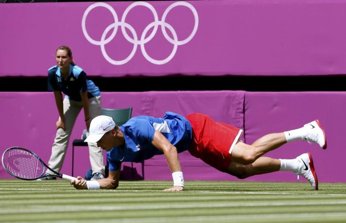 Sedmý hráč světa nestačil v prvním kole na Belgičana Steva Darcise a na trávě ve Wimbledonu prohrál za hodinu a 26 minut dvakrát 4:6.