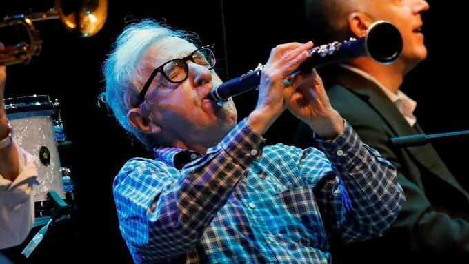 Woody Allen je také hudebníkem. Na snímku z loňska hraje se skupinou The Eddy Davis New Orleans Jazz v Madridu.