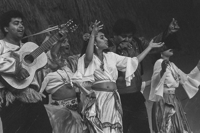 Romové při hudebním folklorním vystoupení na 43. ročníku mezinárodního folkloristického festivalu Strážnice v roce 1988.