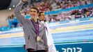 Americký plavec Michael Phelps slaví zlatou medaili ze 100 metrů motýlka na OH 2012 v Londýně.