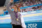 Michael Phelps slaví zlatou medaili ze 100 metrů motýlka na OH 2012 v Londýně. Phelps se stal nejúspěšnějším olympionikem historii, celkem získal dvaadvacet medailí.
