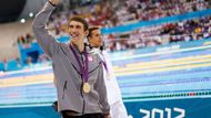 Michael Phelps slaví zlatou medaili ze 100 metrů motýlka na OH 2012 v Londýně. Phelps se stal nejúspěšnějším olympionikem historii, celkem získal dvaadvacet medailí.