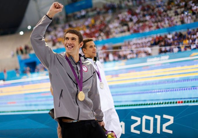 Americký plavec Michael Phelps slaví zlatou medaili ze 100 metrů motýlka na OH 2012 v Londýně.