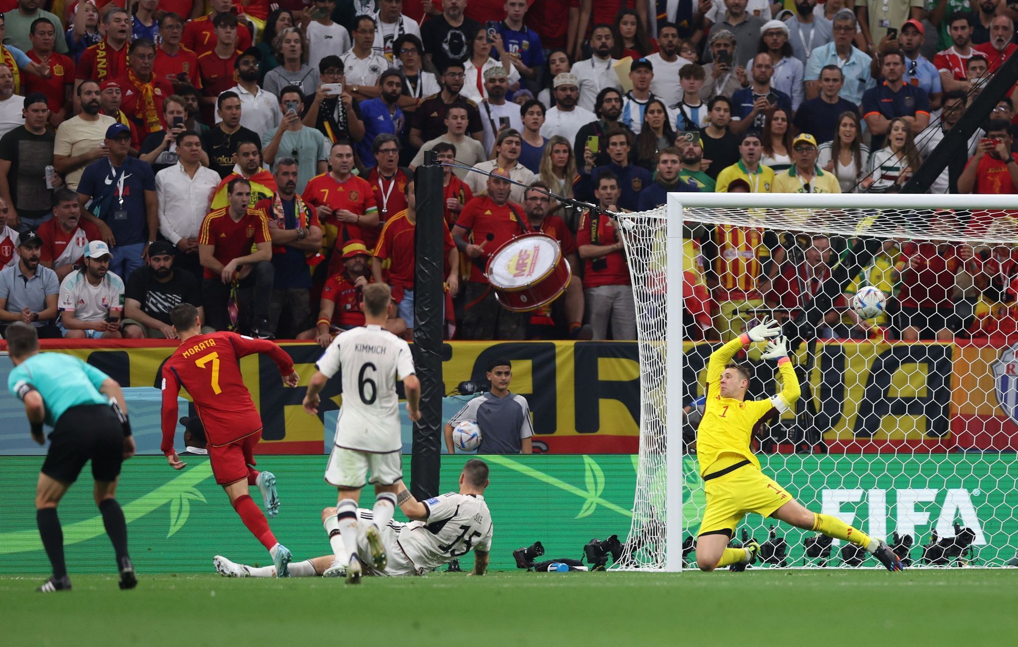 Álvaro Morata dává gól v zápase MS 2022 Španělsko - Německo