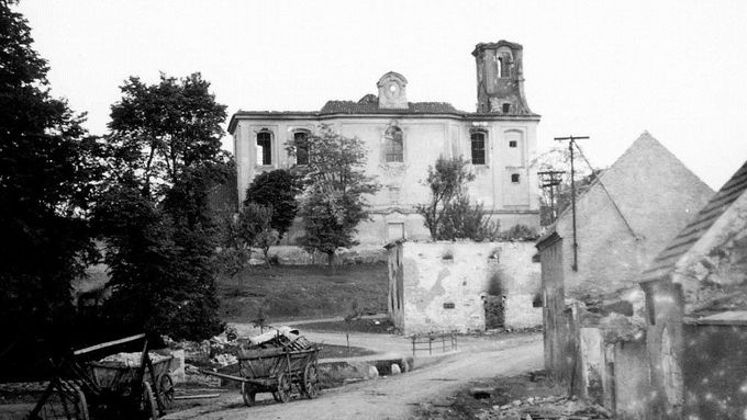 Pohled na střed vypálených Lidic s kostelem sv. Martina 11. června 1942. Unikátní snímek pořízený tajně českým četníkem Josefem Sýkorou.